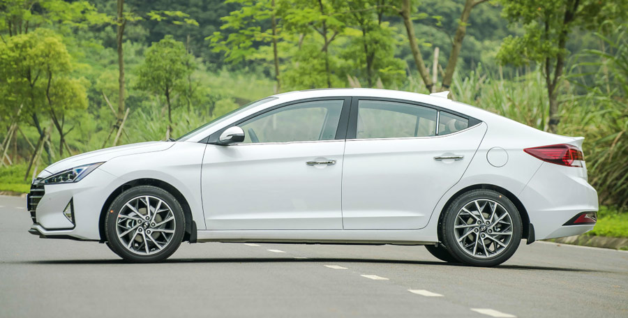 Góc nhìn ngang thân xe Elantra