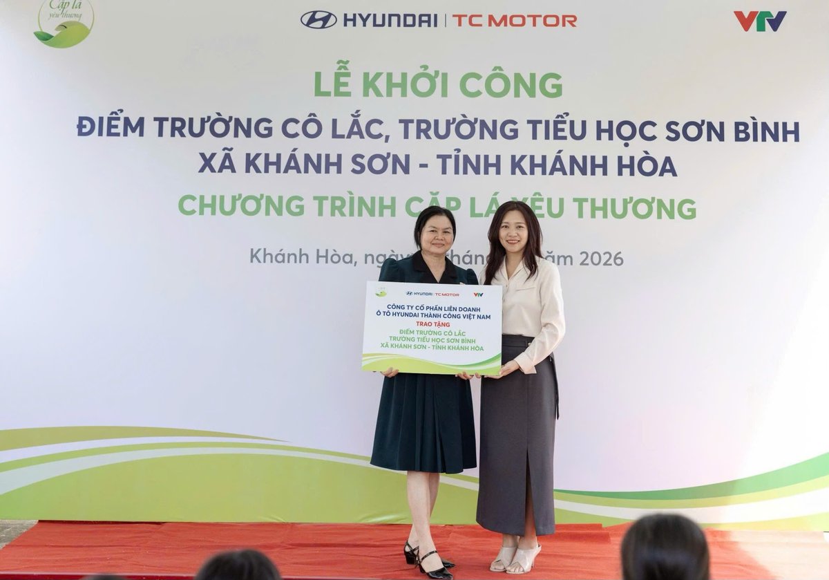 Đại diện HTV trao tặng điểm trường trong chương trình Cặp lá yêu thương