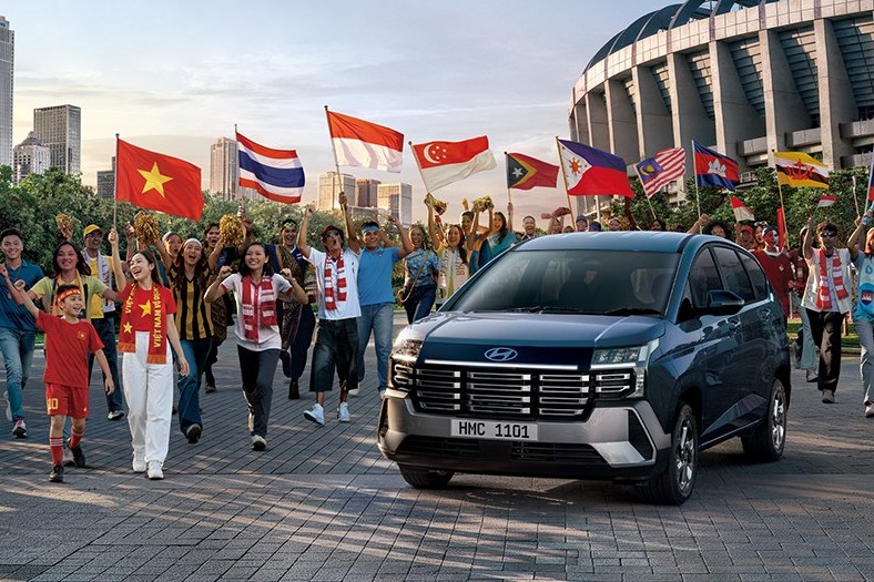 Người hâm mộ cầm cờ các nước ASEAN bên xe Hyundai