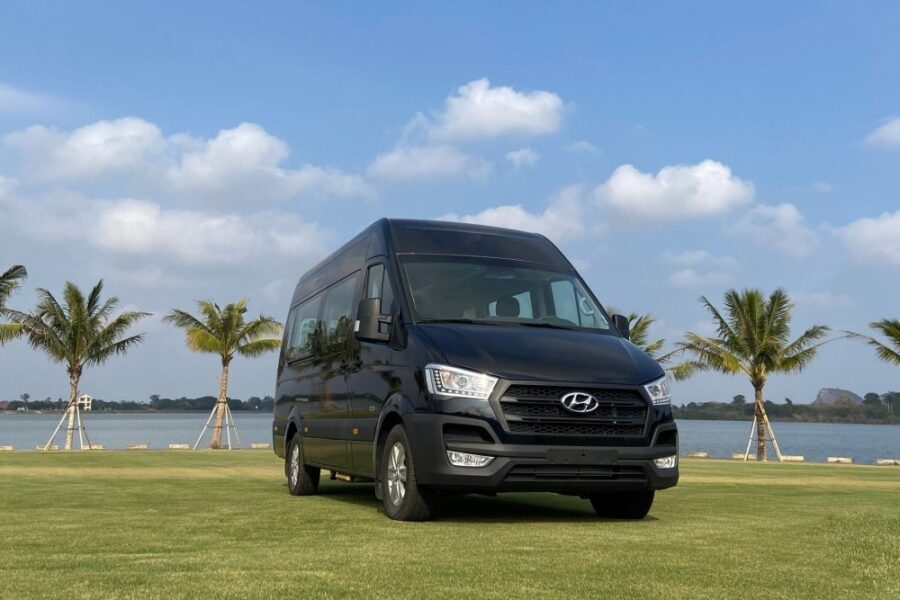 Hyundai Solati đậu bên hồ nước trong chương trình ưu đãi tháng 8/2026