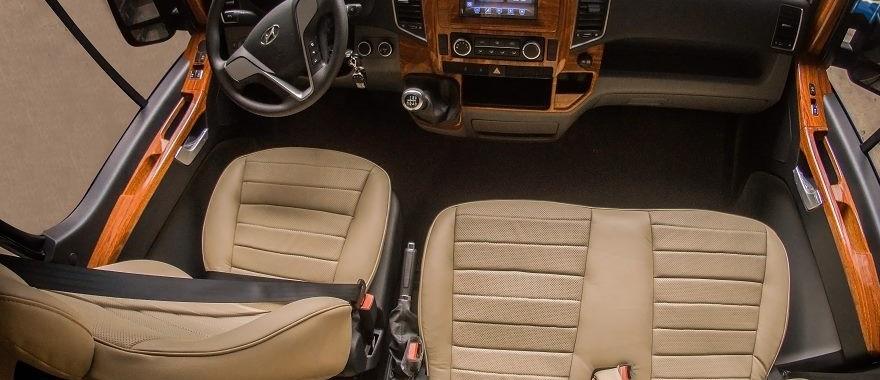 Khoang lái Hyundai Solati với vô lăng và bảng táp lô
